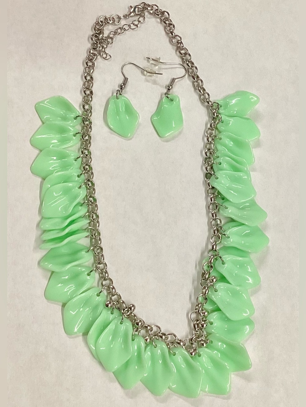 Super Bloom Acrylic Mint Green Petal Statement Necklace & Earrings Set🦜